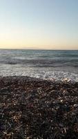 Panorama del mar Egeo en la isla de Rodas en Grecia foto