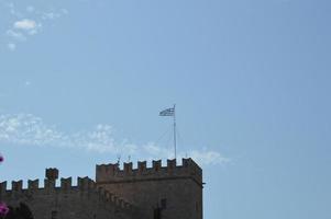 Bandera de Grecia en el techo de la fortaleza de Rodas en Grecia foto