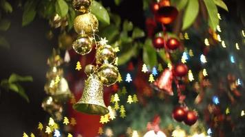 campana y bola en la decoración navideña en el árbol. video