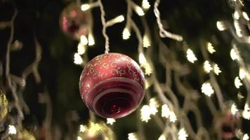 ornamentbal hangt tijdens kerstversiering in het winkelcentrum of thuis. video