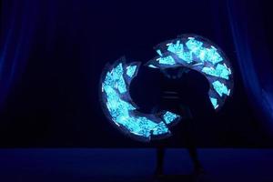 Rendimiento de espectáculo de láser, bailarines en trajes de led con lámpara led, actuación de club nocturno muy hermosa, fiesta foto