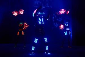 Rendimiento de espectáculo de láser, bailarines en trajes de led con lámpara led, actuación de club nocturno muy hermosa, fiesta foto