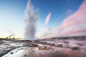 fantástica erupción del géiser strokkur al atardecer en islandia. colores fantásticos foto