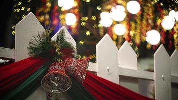 kerst ornament bij hek met kleurrijk licht. video