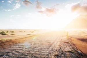 fantástica puesta de sol de las montañas y dunas de arena de lava volcánica a la playa en stokksness. el concepto de un día caluroso y un desierto. foto