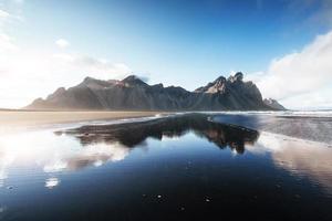 hermoso jokulsarlon ake con fondo de cielo azul y montaña, fondo de paisaje de temporada de islandia