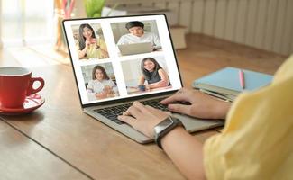 grupo de estudiantes adolescentes están charlando en línea con una videollamada. se quedan en casa para protegerse contra el virus. foto