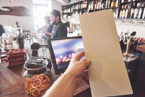 Simulacros de marco de menú en la mesa en el bar restaurante cafe antecedentes foto