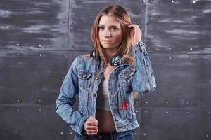 moda, ropa, concepto de personas. atractiva joven sexy con chaqueta de jeans. chica está posando en el estudio foto