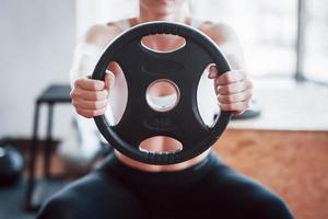 chica activa en el gimnasio. concepto de entrenamiento de estilo de vida saludable deporte foto