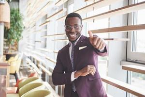 Sonrisa feliz de un exitoso empresario afroamericano en un traje