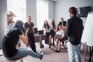 fotografían a un equipo de jóvenes estudiantes en la oficina. foto