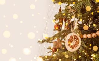 árbol de navidad decorado en estilo escandinavo, adornos rústicos y luces desenfocadas. foto de archivo con espacio de copia