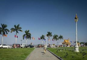 phnom penh, camboya, 2021 - parque del palacio real en la zona ribereña foto