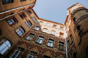 Rusia. patios antiguos en el centro de st. Petersburgo en el verano foto