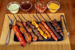 brochetas de barbacoa con salsas especiales foto