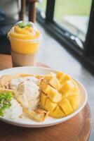 Crepe tailandés de mango con helado en el restaurante de postres.