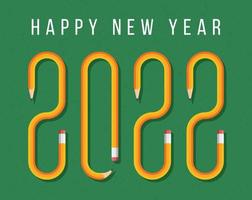 Feliz año nuevo 2022 tarjeta de felicitación con texto formado por lápiz amarillo. Fuente de lápiz de vector sobre un fondo de tablero verde de la escuela