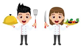 Feliz niño lindo niño y niña personaje de chef vistiendo traje de chef de pie y sosteniendo cuchillo y cuchara de comida vector