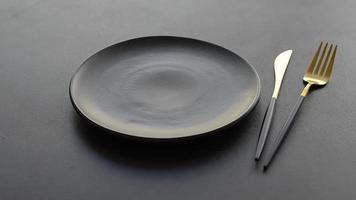 cubiertos sobre un fondo gris. servicio de mesa video