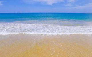 Hermoso panorama de paisaje soleado de la playa de bentota en sri lanka. foto