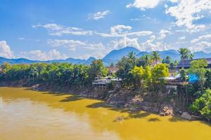 ciudad de luang prabang en panorama del paisaje de laos con el río mekong.