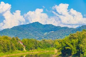 ciudad de luang prabang en panorama del paisaje de laos con el río mekong.