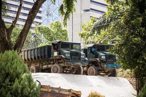 Dos grandes camiones volquete en Malasia, Asia foto