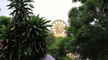 estatua dorada del gran buda templo wat phra yai koh samui. video