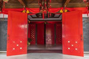 Puerta roja de la entrada del templo de Thean Hou, Kuala Lumpur foto