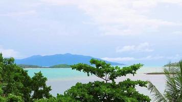 vue panoramique sur l'île de koh samui en thaïlande par temps nuageux video