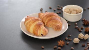 Crocante fresco e delicioso croissant francês com uma xícara de café perfumado
