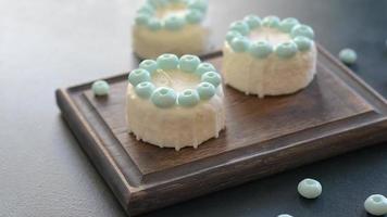 belle bougie lumineuse colorée faite sous la forme d'un gâteau appétissant. aromathérapie, bougie à l'odeur d'herbes video