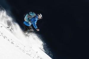 esquiador en nieve fresca foto