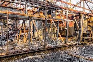 Se ve un autobús quemado en la calle después de incendiarse durante el viaje, después del incendio foto