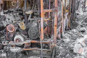 Se ve un autobús quemado en la calle después de incendiarse durante el viaje, después del incendio foto