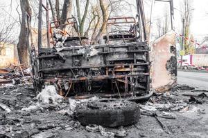 Se ve un autobús quemado en la calle después de incendiarse durante el viaje, después del incendio foto