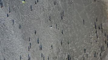 Vista aérea de la superficie helada del mar con pescadores. foto