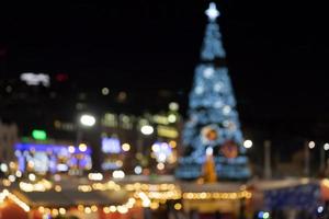 paisaje nocturno borroso con un árbol de navidad foto