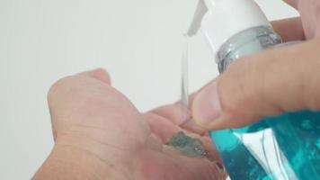 gros plan sur fond blanc. l'homme nettoie les mains et les doigts pour la sécurité avec du gel d'alcool ou du savon, prévient les bactéries, l'infection par la maladie du coronavirus covid-19 et une hygiène saine. video