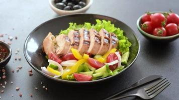 frischer leckerer Salat mit Hühnchen, Tomaten, Gurken, Zwiebeln und Gemüse mit Olivenöl video