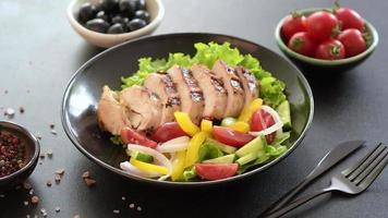 délicieuse salade fraîche avec poulet, tomate, concombre, oignons et légumes verts à l'huile d'olive video