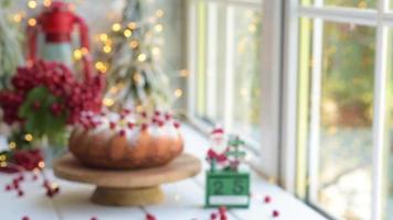 tarta tradicional de arándanos navideños. preparación de la mesa festiva para la celebración de la navidad video