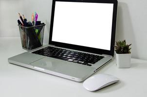 computadora portátil simulacro de blanco en blanco y ratón en el escritorio. se utiliza para poner texto o información para anunciar noticias o vender productos en línea. concepto de negocio de marketing