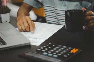 Documentos comerciales financieros marketing fiscal y teclado y calculadora de computadora en el escritorio foto