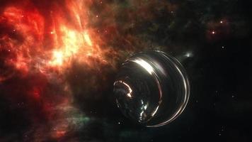 galaxie voyageant avec une planète sombre rougeoyante dans l'espace avec un nuage rougeoyant. video