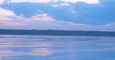 landskap med blå och rosa sjö eller flod efter solnedgången video