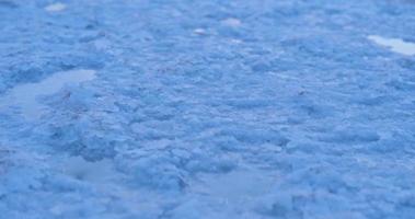 close up de cristais de sal no lago, kuyalnik na ucrânia video