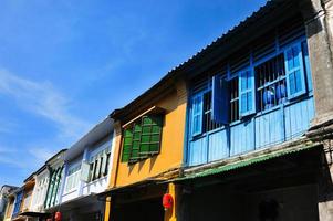 edificio antiguo en la ciudad de phuket foto