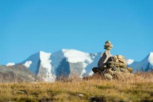 Mark of the right path in the high mountains photo